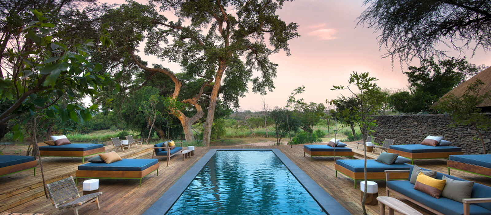 Lion Sands River Lodge: Pool unter Bäumen Lion Sands River Lodge: Pool unter Bäumen