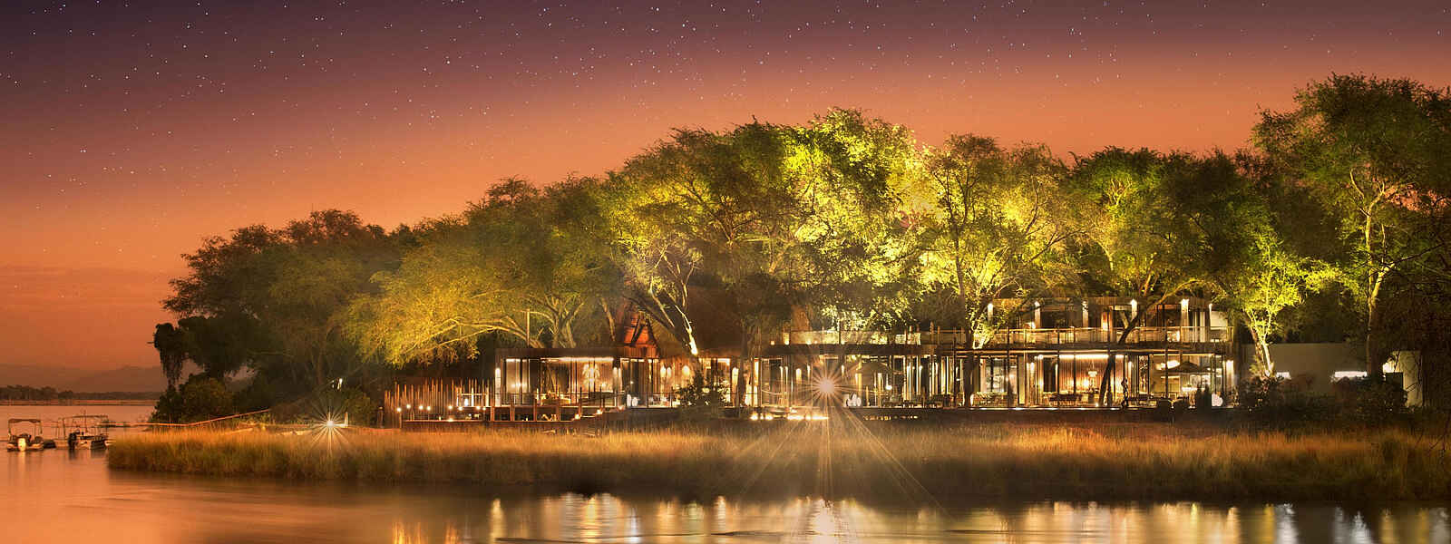 Lolebezi Lodge: Blick auf die Lodge bei Nacht Lolebezi Lodge: Blick auf die Lodge bei Nacht