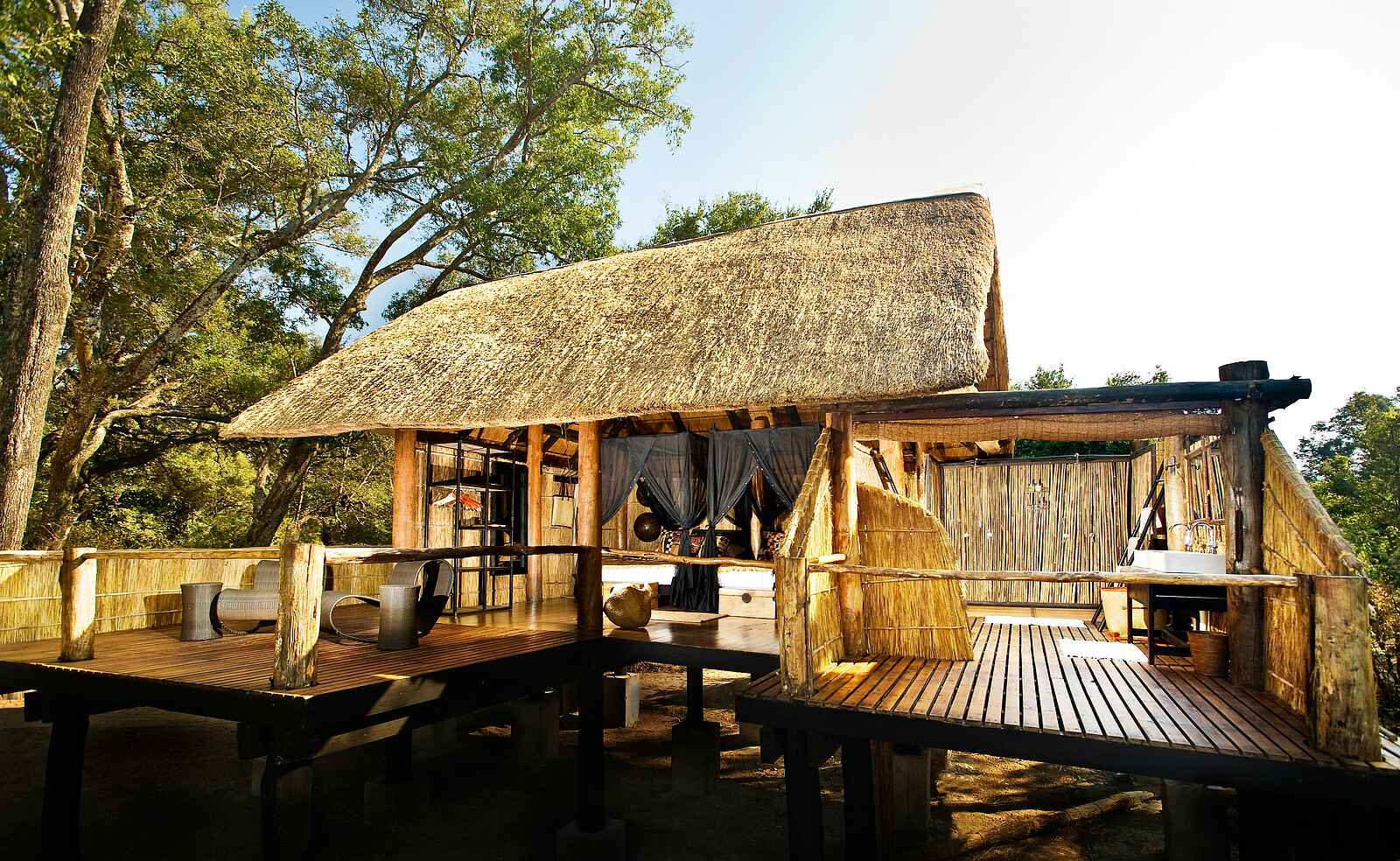 Chamilandu Bushcamp: Plattform mit Gästechalet Chamilandu Bushcamp: Plattform mit Gästechalet