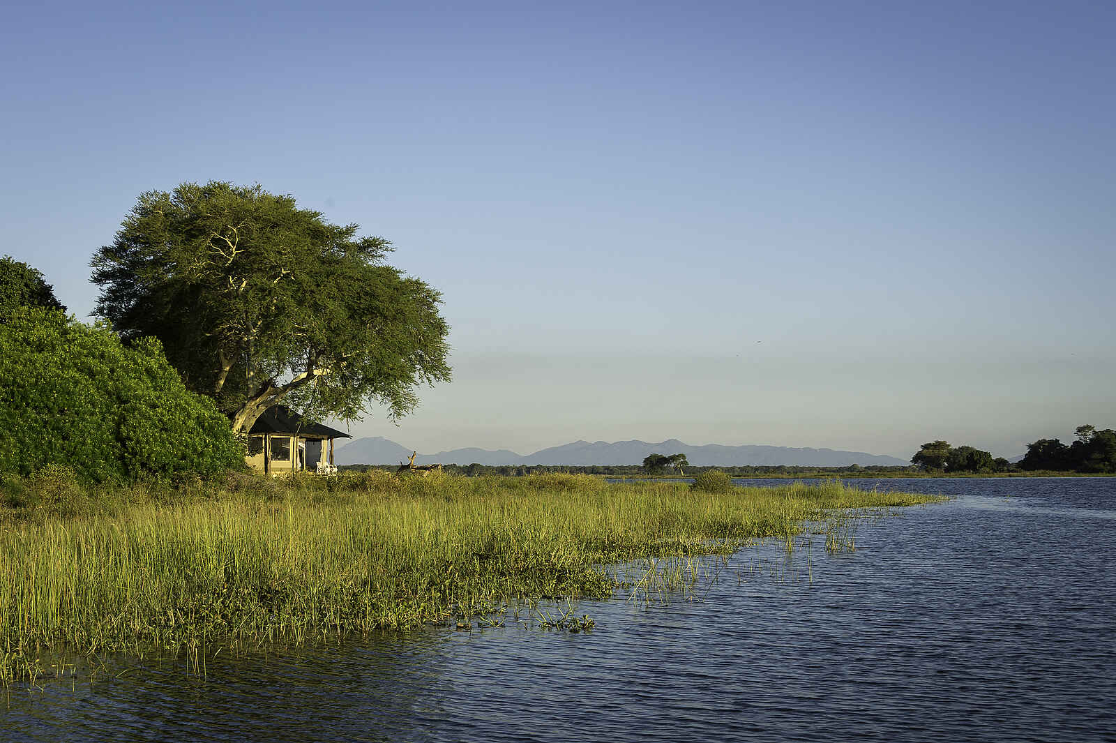 Kuthengo Camp: Lage am Shire River Kuthengo Camp: Lage am Shire River