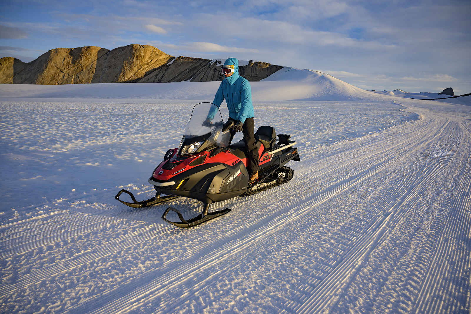 Echo Camp: Fahrt mit einem Schneemobil Echo Camp: Fahrt mit einem Schneemobil