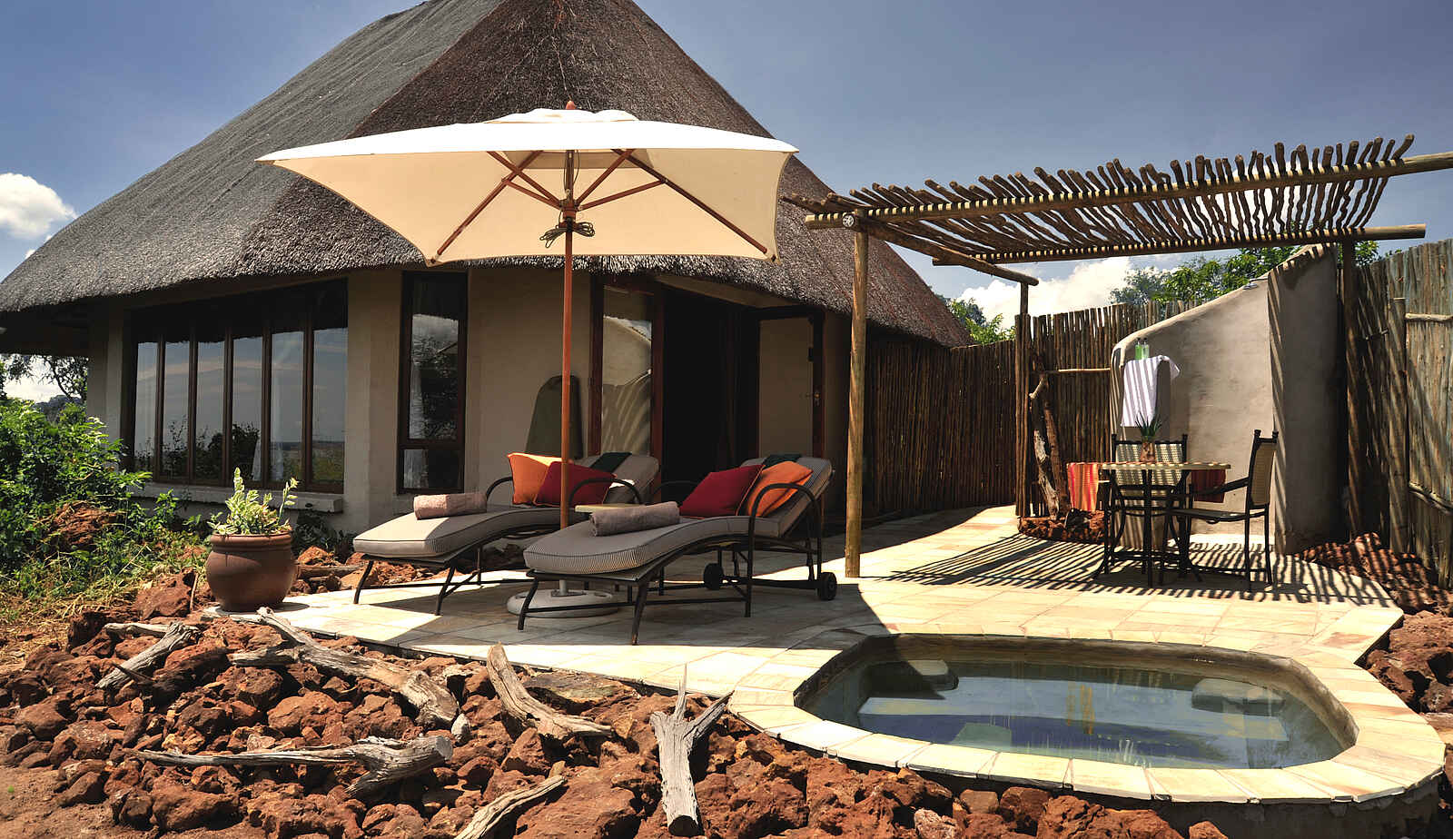 Ngoma Safari Lodge: Außenanlagen der Suite Ngoma Safari Lodge: Außenanlagen der Suite