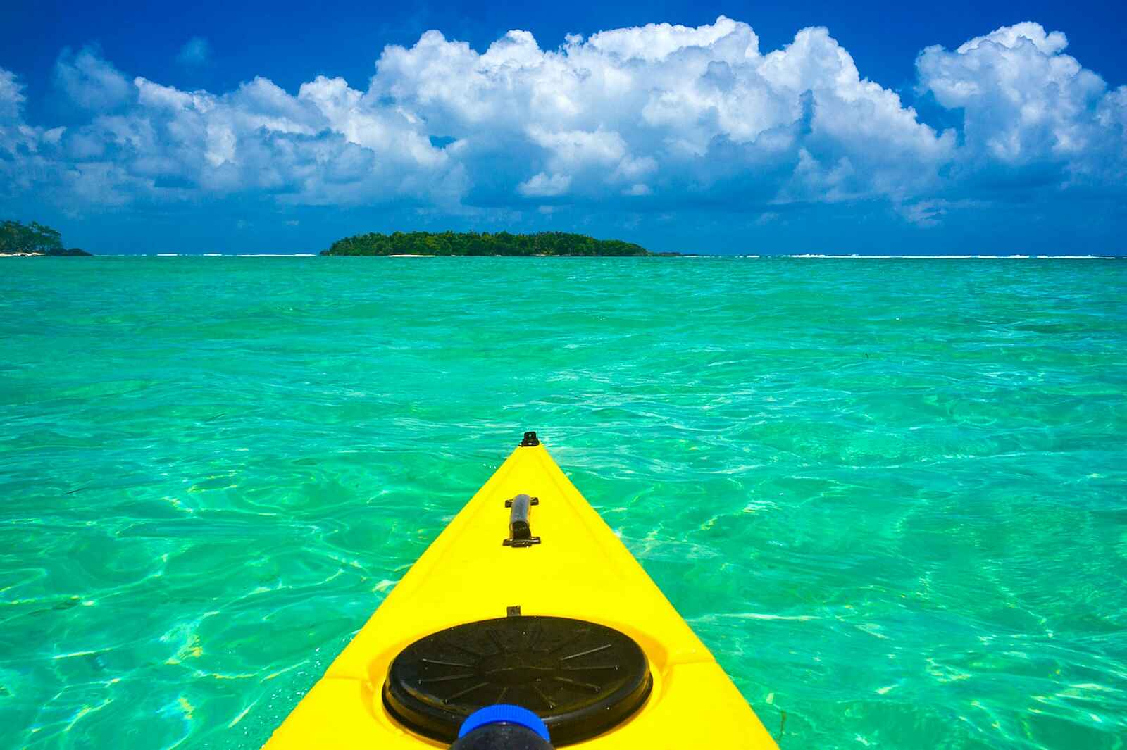 Masoala Forest Lodge: Ein Kanu auf dem Wasser Masoala Forest Lodge: Ein Kanu auf dem Wasser