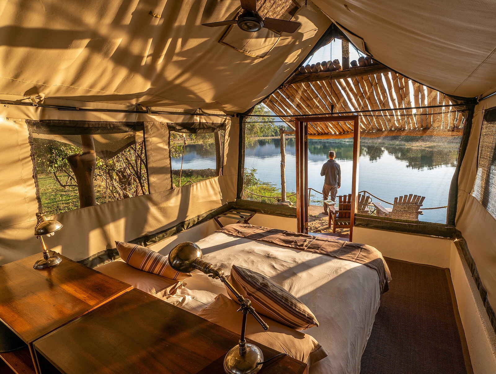 Time + Tide Chongwe Camp: Blick aus dem Gästezelt auf den Sambesi Time + Tide Chongwe Camp: Blick aus dem Gästezelt auf den Sambesi