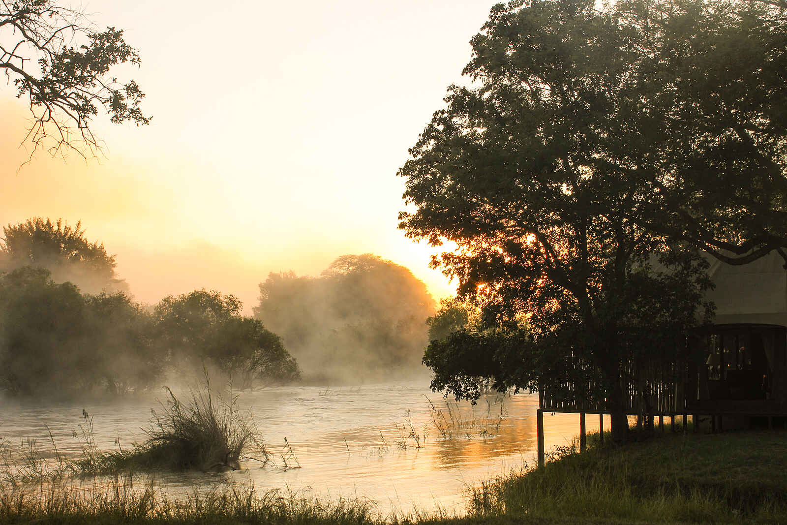Zambezi Sands: Nebel auf dem Sambesi Zambezi Sands: Nebel auf dem Sambesi