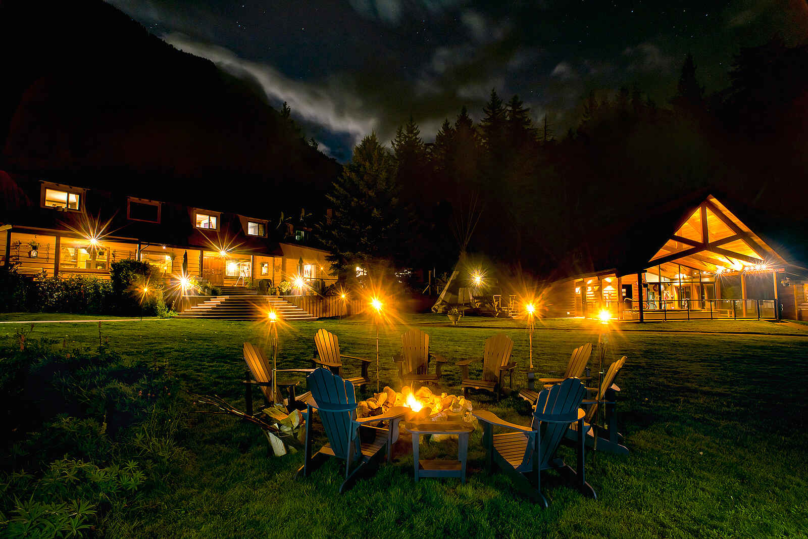 Tweedsmuir Park Lodge: Lagerfeuer in der Nacht Tweedsmuir Park Lodge: Lagerfeuer in der Nacht