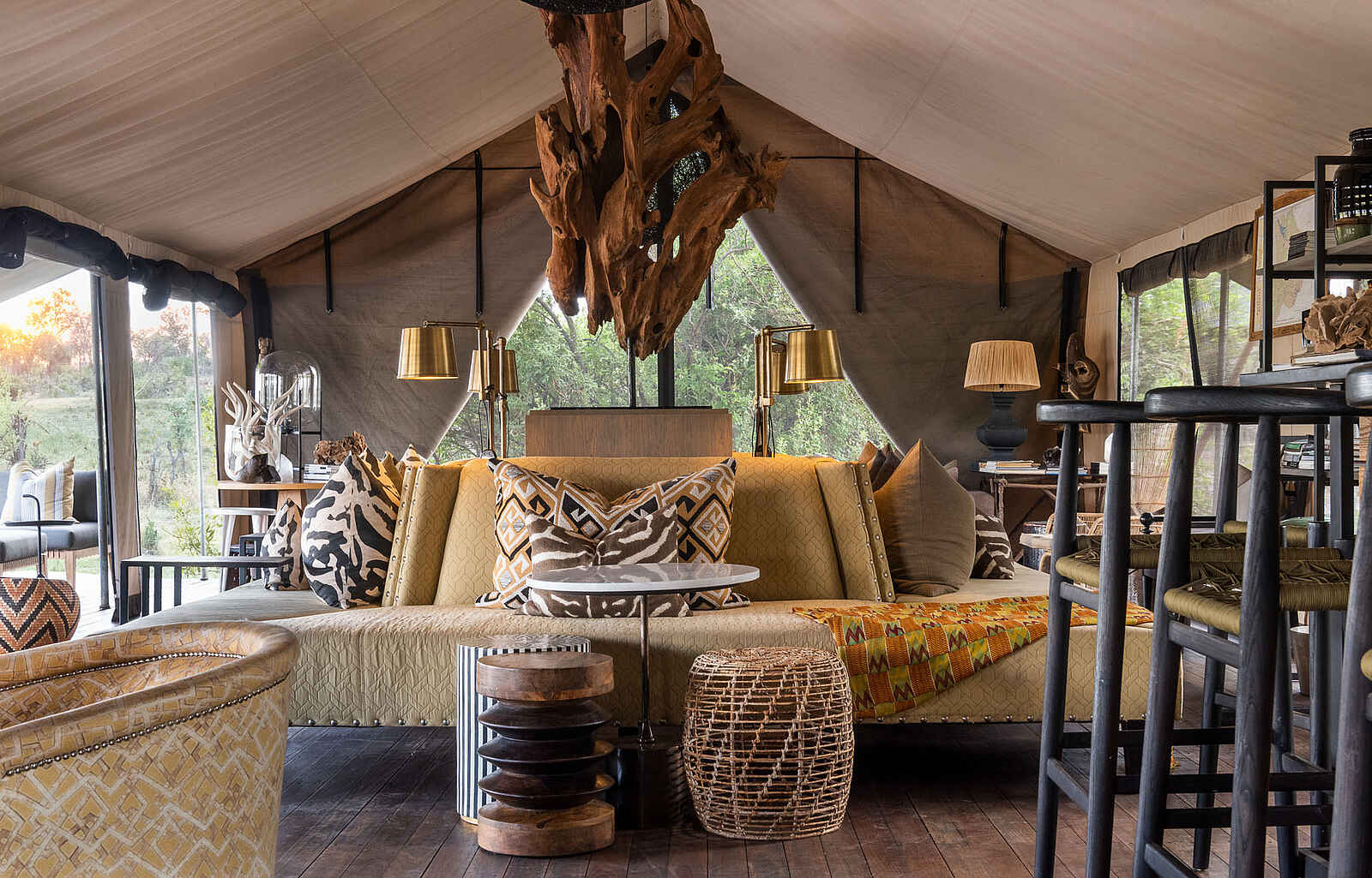 Gomoti Plains Camp: Bar Sitzecke Gomoti Plains Camp: Bar Sitzecke