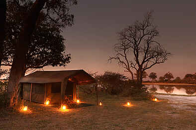 Botswana Camping Highlights: Ein Zelt in der Abenddämmerung Botswana Camping Highlights: Ein Zelt in der Abenddämmerung