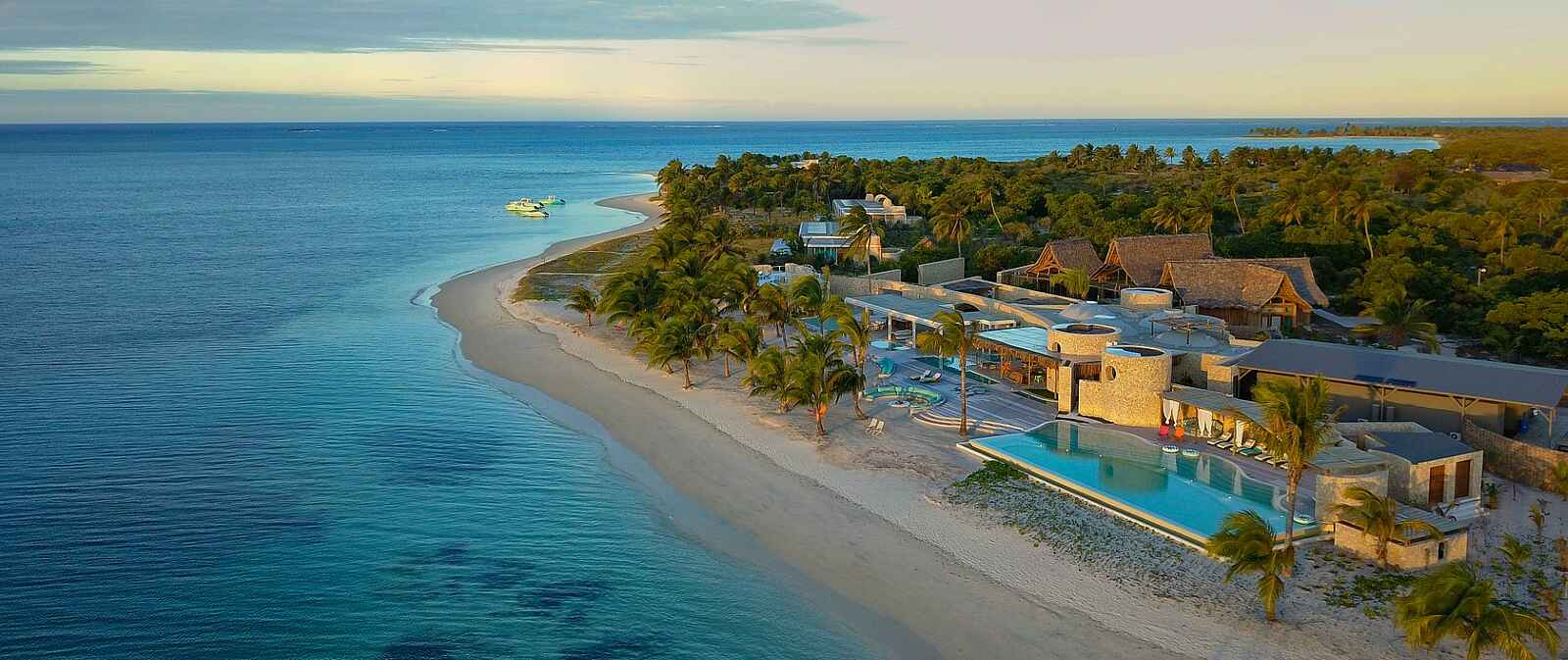 Time + Tide Miavana: Piazza im Abendlicht Time + Tide Miavana: Piazza im Abendlicht