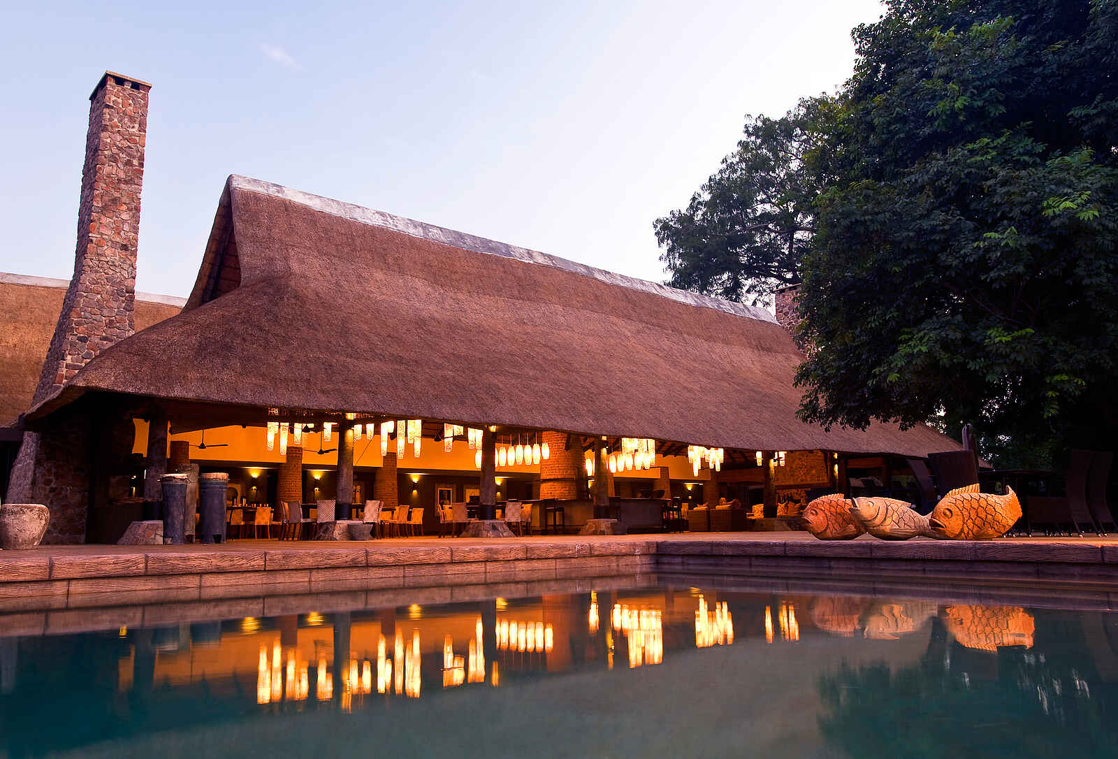 Mfuwe Lodge: Abendbeleuchtung im Hauptgebäude Mfuwe Lodge: Abendbeleuchtung im Hauptgebäude