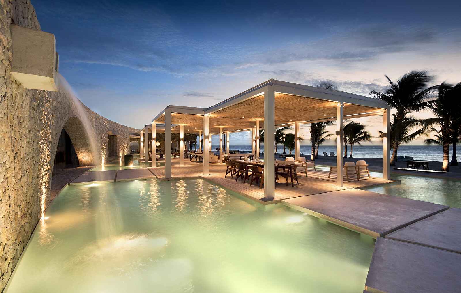 Time + Tide Miavana: Überdachter Speisebereich Time + Tide Miavana: Überdachter Speisebereich