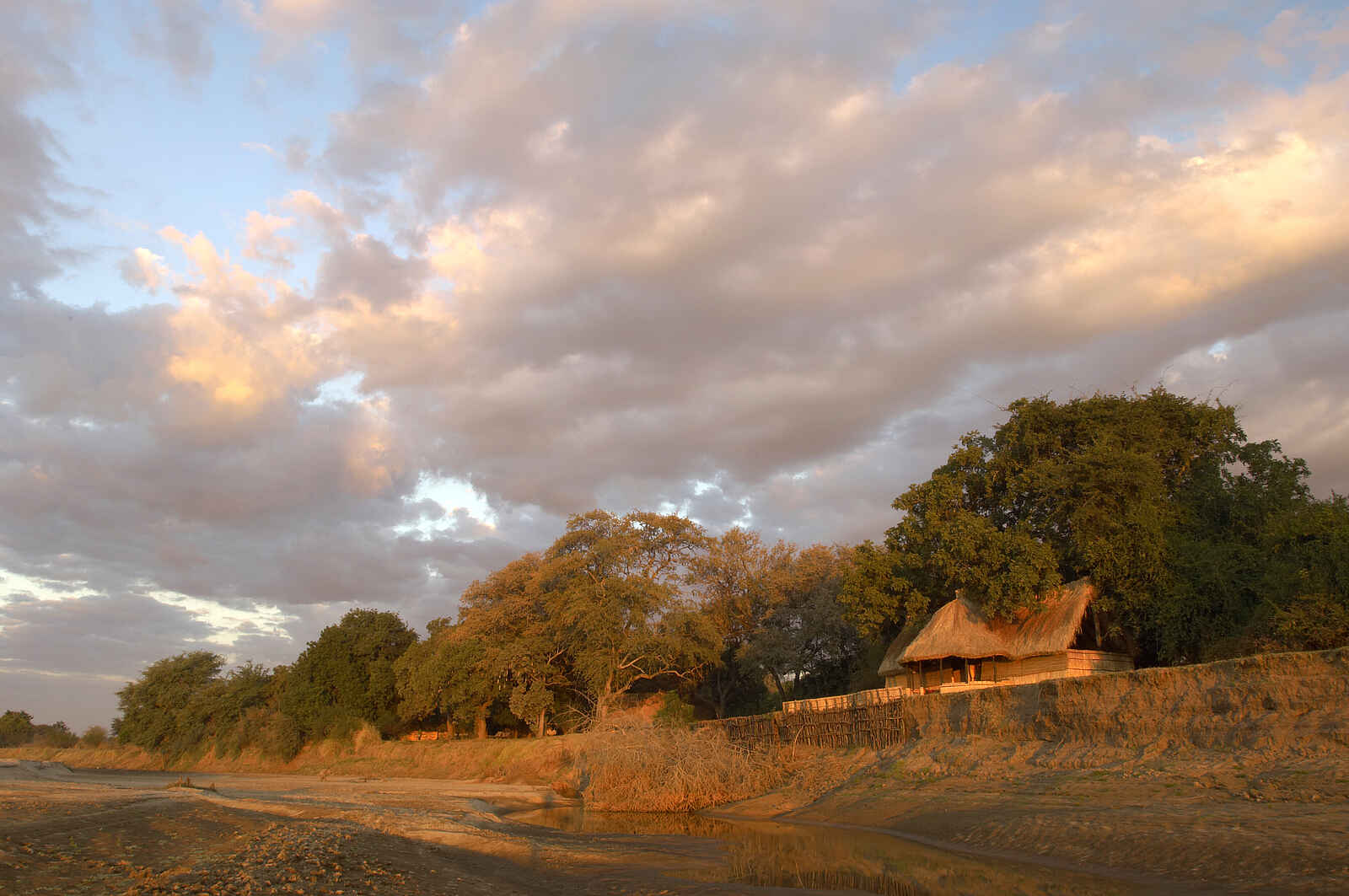 Tafika Camp: Camp am Flussufer Tafika Camp: Camp am Flussufer