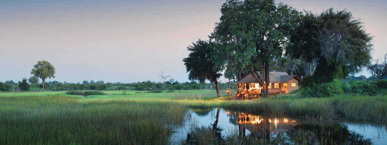 Duba Explorers Camp: Ein Gästezelt in der Dämmerung Duba Explorers Camp: Ein Gästezelt in der Dämmerung