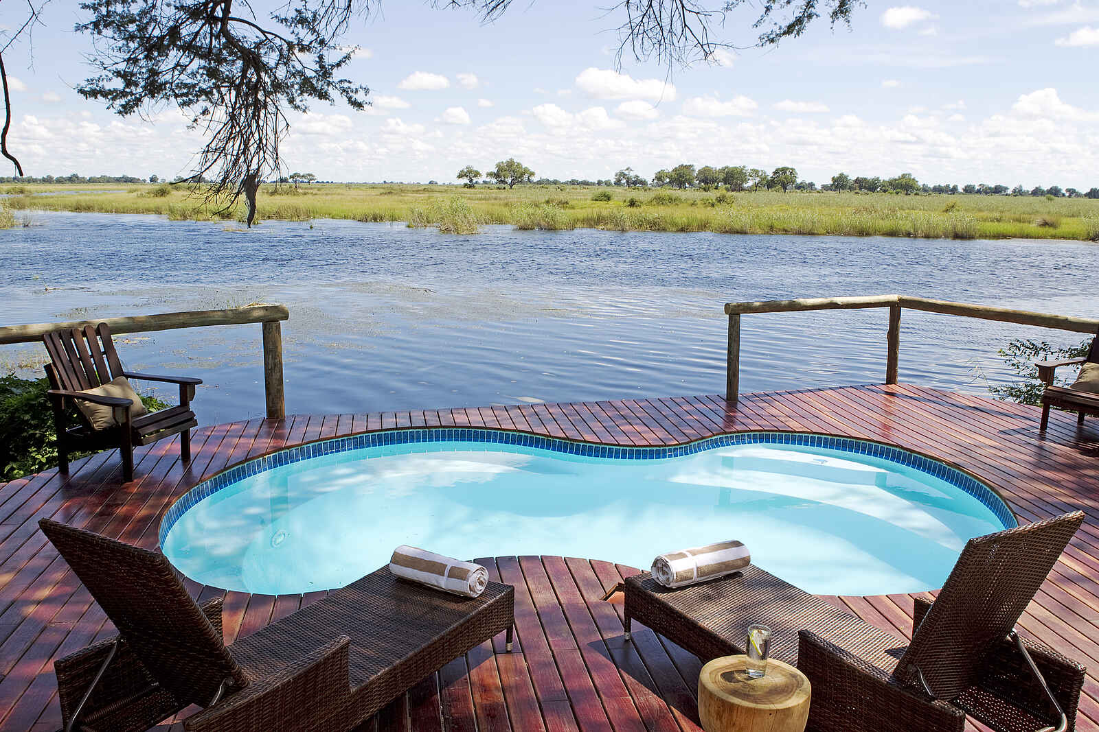 Lagoon Camp: Blick über den Pool auf die Lagune Lagoon Camp: Blick über den Pool auf die Lagune