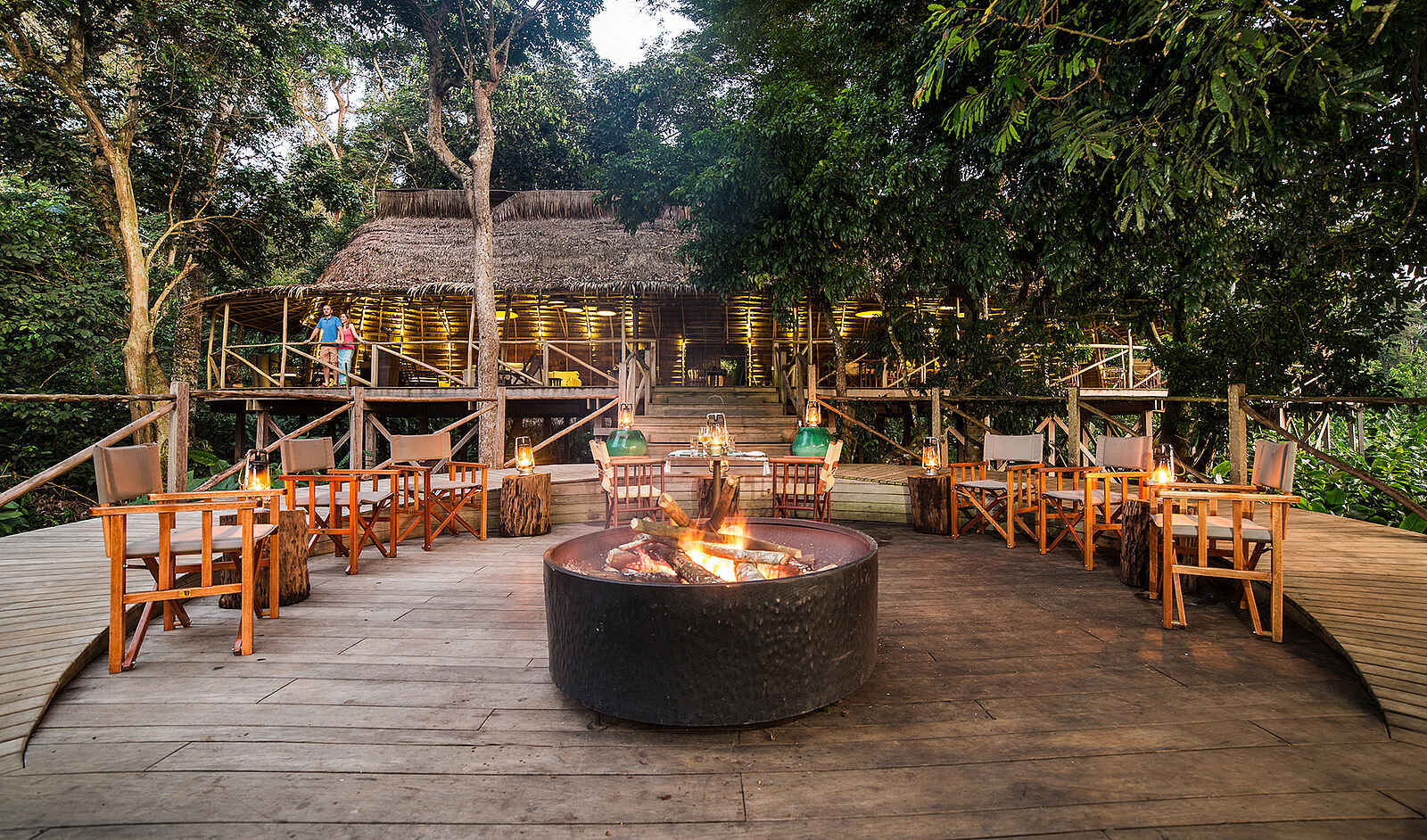 Ngaga Camp: Die Feuerstelle mit Hauptlodge Ngaga Camp: Die Feuerstelle mit Hauptlodge