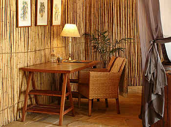 Roho ya Selous Camp: Schreibtisch in der Lounge Roho ya Selous Camp: Schreibtisch in der Lounge