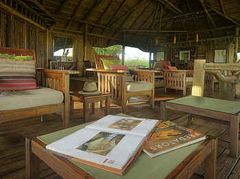 Lebala Camp: Sitzgruppe in der Lounge Lebala Camp: Sitzgruppe in der Lounge