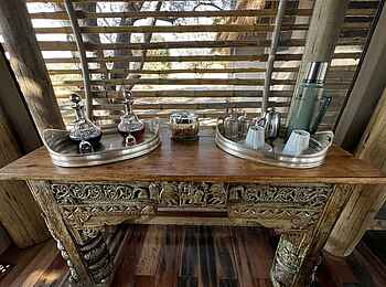 Sitatunga Private Island Camp: Anrichte im Gästezelt Sitatunga Private Island Camp: Anrichte im Gästezelt