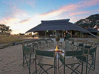 Camp Hwange: Die Boma am Morgen Camp Hwange: Die Boma am Morgen