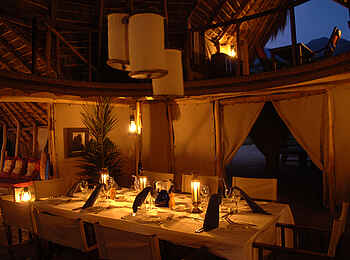 Greystoke Mahale Lodge: Dinnertafel Greystoke Mahale Lodge: Dinnertafel