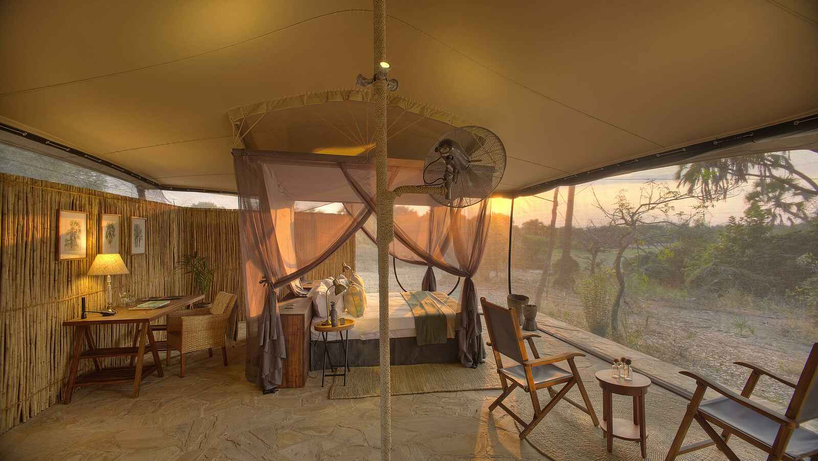Roho ya Selous Camp: Twin Tent Blick hinaus Roho ya Selous Camp: Twin Tent Blick hinaus