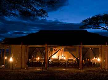 Ndutu Kati Kati Tented Camp: Nachtsicht auf das Speisezelt Ndutu Kati Kati Tented Camp: Nachtsicht auf das Speisezelt