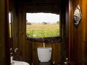 Lebala Camp: Gäste.-WC im öffentlichen Bereich Lebala Camp: Gäste.-WC im öffentlichen Bereich