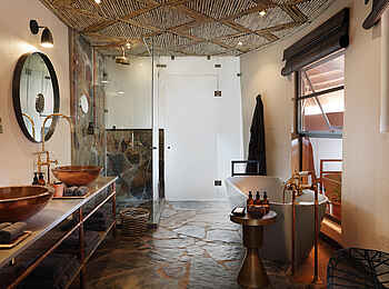 MalaMala Camp: Bad im Gästechalet MalaMala Camp: Bad im Gästechalet