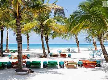 Zuri Zanzibar: Liegen am Strand Zuri Zanzibar: Liegen am Strand