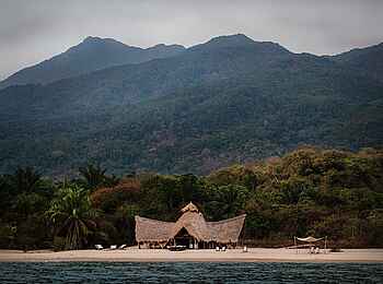 Greystoke Mahale Lodge: Ansicht der Lodge vom See aus Greystoke Mahale Lodge: Ansicht der Lodge vom See aus