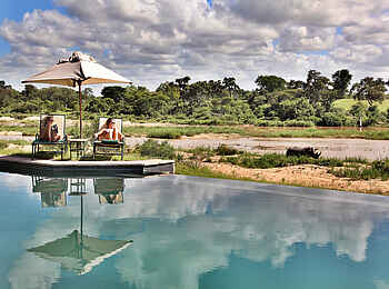 MalaMala Camp: Sonnen am Pool MalaMala Camp: Sonnen am Pool