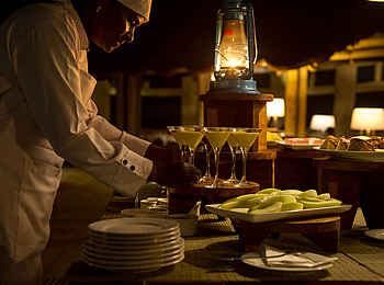 Kubu Kubu Tented Camp: Anrichten des Nachtischs Kubu Kubu Tented Camp: Anrichten des Nachtischs