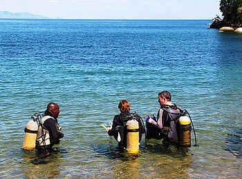 Mumbo Island Camp: Vor dem Tauchgang Mumbo Island Camp: Vor dem Tauchgang