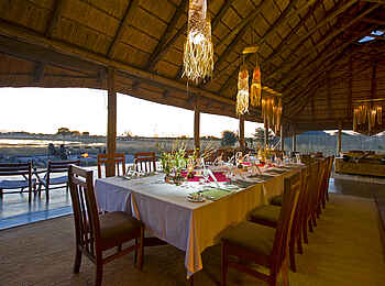 Camp Hwange: Große Tafel im Speisesaal Camp Hwange: Große Tafel im Speisesaal