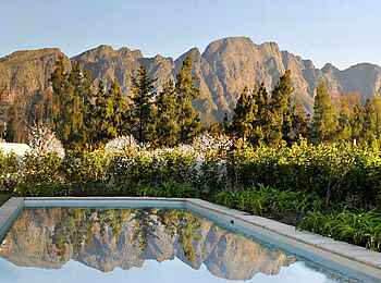 La Cle des Montagnes: Pool mit Aussicht auf die Berge in der Villa Le Colonial La Cle des Montagnes: Pool mit Aussicht auf die Berge in der Villa Le Colonial
