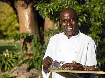 La Cle des Montagnes: Der Koch serviert das Barbecue La Cle des Montagnes: Der Koch serviert das Barbecue