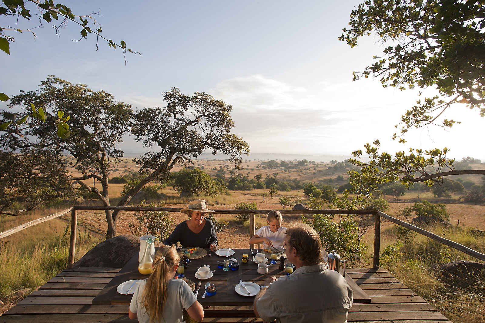 Lamai Serengeti: Frühstückstisch Lamai Serengeti: Frühstückstisch