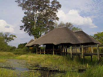 Lebala Camp: Hauptgebäude mit Steg Lebala Camp: Hauptgebäude mit Steg