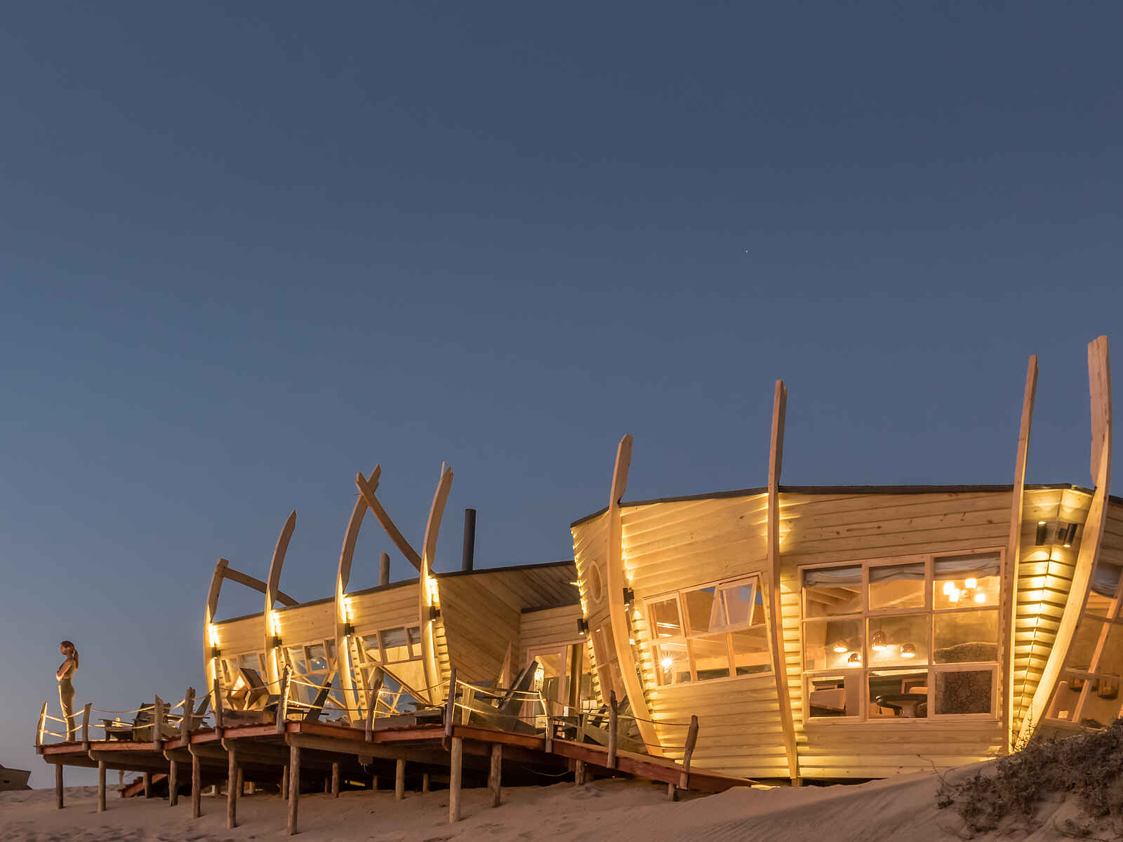 Shipwreck Lodge: die Hauptterrasse im Abendlicht Shipwreck Lodge: die Hauptterrasse im Abendlicht