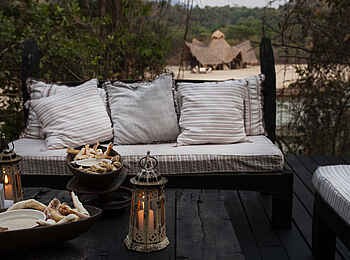 Greystoke Mahale: Lounge unter freiem Himmel Greystoke Mahale: Lounge unter freiem Himmel