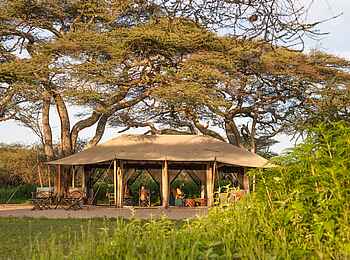 Legendary Nyasi Tented Camp: Speisezelt Legendary Nyasi Tented Camp: Speisezelt