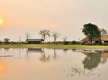 Nogatsaa Pans Lodge: Nachmittagssonne über der Lodge Nogatsaa Pans Lodge: Nachmittagssonne über der Lodge