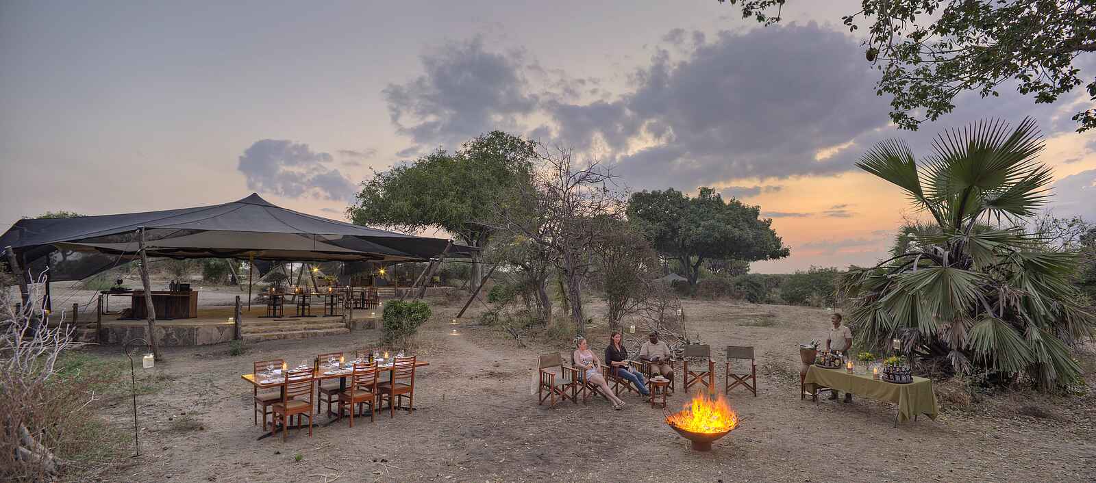 Roho ya Selous Camp: Sundowner an der Feuerschale Roho ya Selous Camp: Sundowner an der Feuerschale