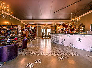 Etosha King Nehale: Rezeption und Boutique Etosha King Nehale: Rezeption und Boutique