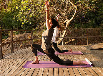Muzimu Lodge: Yoga am Deck Muzimu Lodge: Yoga am Deck