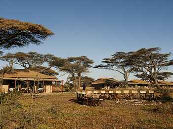 Ndutu Kati Kati Tented Camp: Das Hauptzelt mit offener Feuerstelle Ndutu Kati Kati Tented Camp: Das Hauptzelt mit offener Feuerstelle