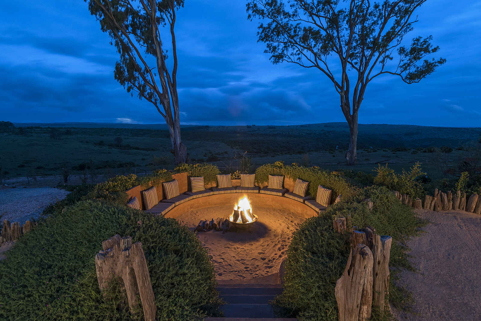 Founders Lodge by Mantis: Feuerplatz Founders Lodge by Mantis: Feuerplatz