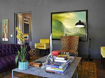 La Cle des Montagnes: Lounge mit bunter Dekoration in der Villa La Galerie La Cle des Montagnes: Lounge mit bunter Dekoration in der Villa La Galerie