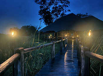 Lebala Camp: Zugang zum Hauptgebäude Lebala Camp: Zugang zum Hauptgebäude