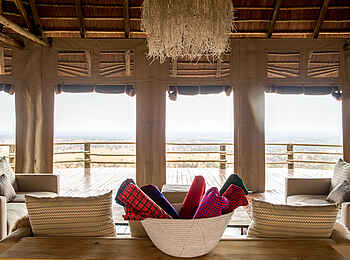 Kubu Kubu Tented Camp: Lounge und Holzplattform Kubu Kubu Tented Camp: Lounge und Holzplattform